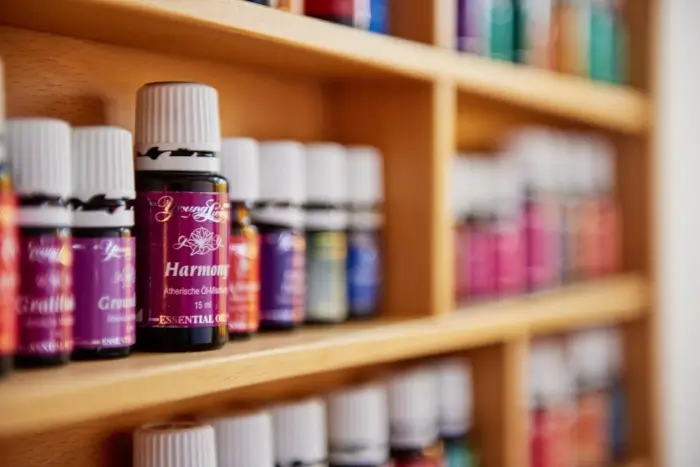 Regal mit ätherischen Ölflaschen