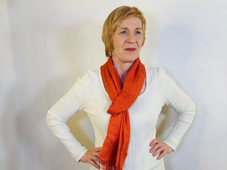 Frau in selbstbewusster Haltung