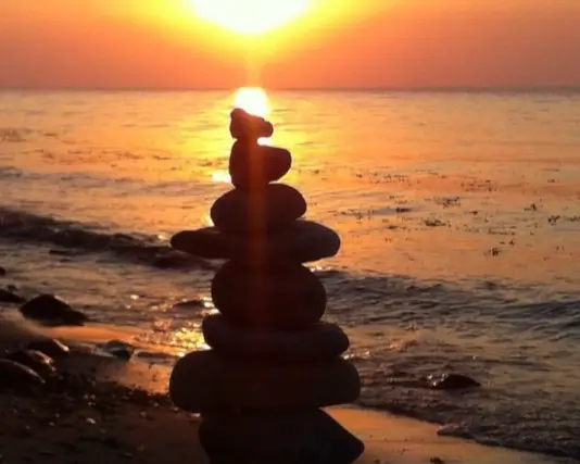 Steinturm am Strand beim Sonnenaufgang