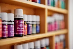 Regal mit Flachen ätherischer Öle