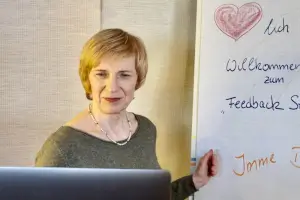 Frau gibt Online Kurs