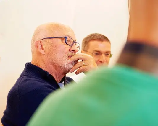 Mann hört gespannt und interessiert zu