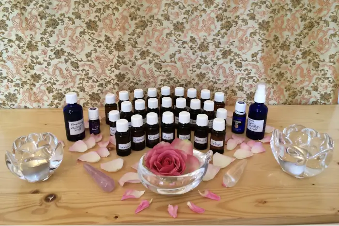 verschiedene Blütenöle beleben Körper und Geist