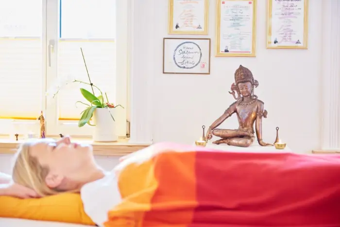 Frau unterzieht sich einem Reiki Angebot