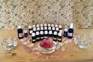 Flaschen mit verschiedenen ätherischen Ölen