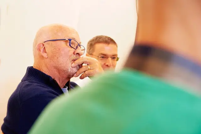 Mann hört im Coaching Programm Gesprächskompetenz interessiert zu