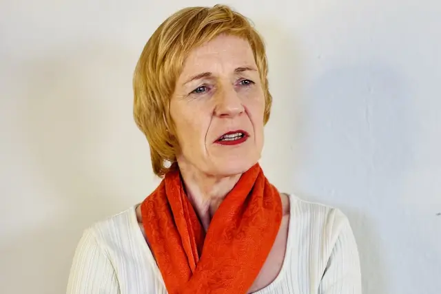 Frau trainiert, wie sie souverän führt und dabei ausgezeichnet kommuniziert