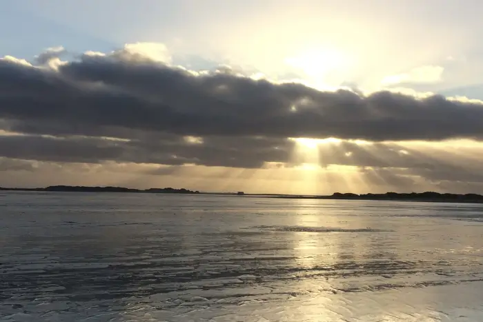 Sonne scheint durch die Wolken und symbolisiert, dass Führungskonflikte rechtzeitig Konflikte erkennen und lösen können
