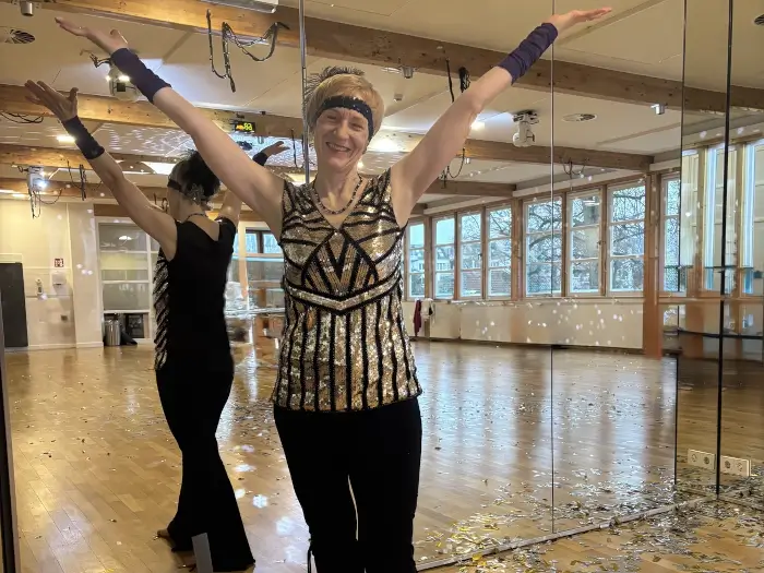 Frau tanzt Nia im Studio