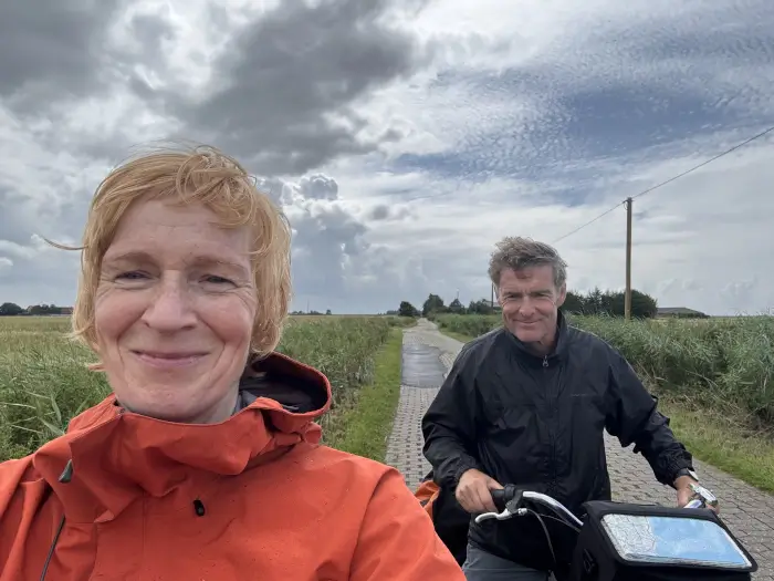 Mann und Frau auf Radtour