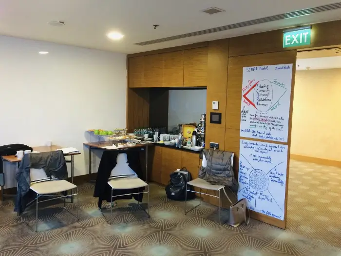 Im Seminarraum wird ein Coaching für Führungskräfte abgehalten