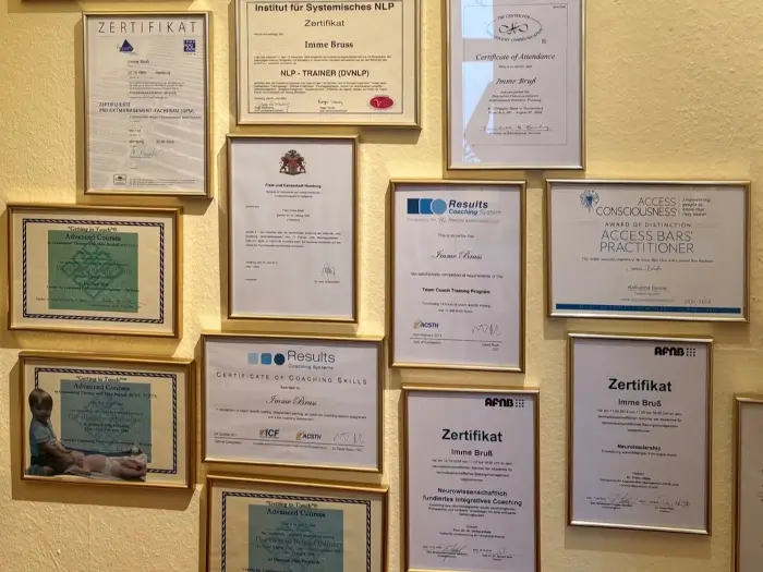 eingerahmte Zertifikate hängen an der Wand