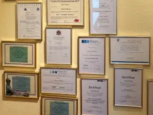 eingerahmte Zertifikate an der Wand