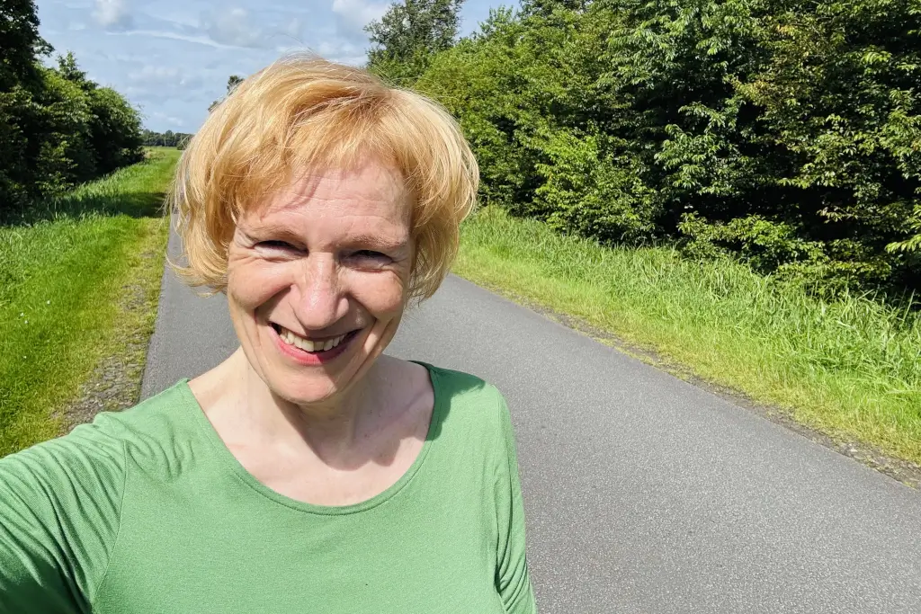 Frau lächelt in die Kamera