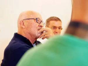 Mann hört gespannt und interessiert zu