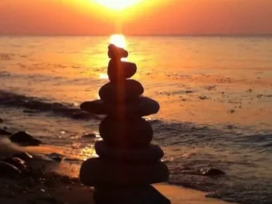 Steinturm am Strand beim Sonnenaufgang